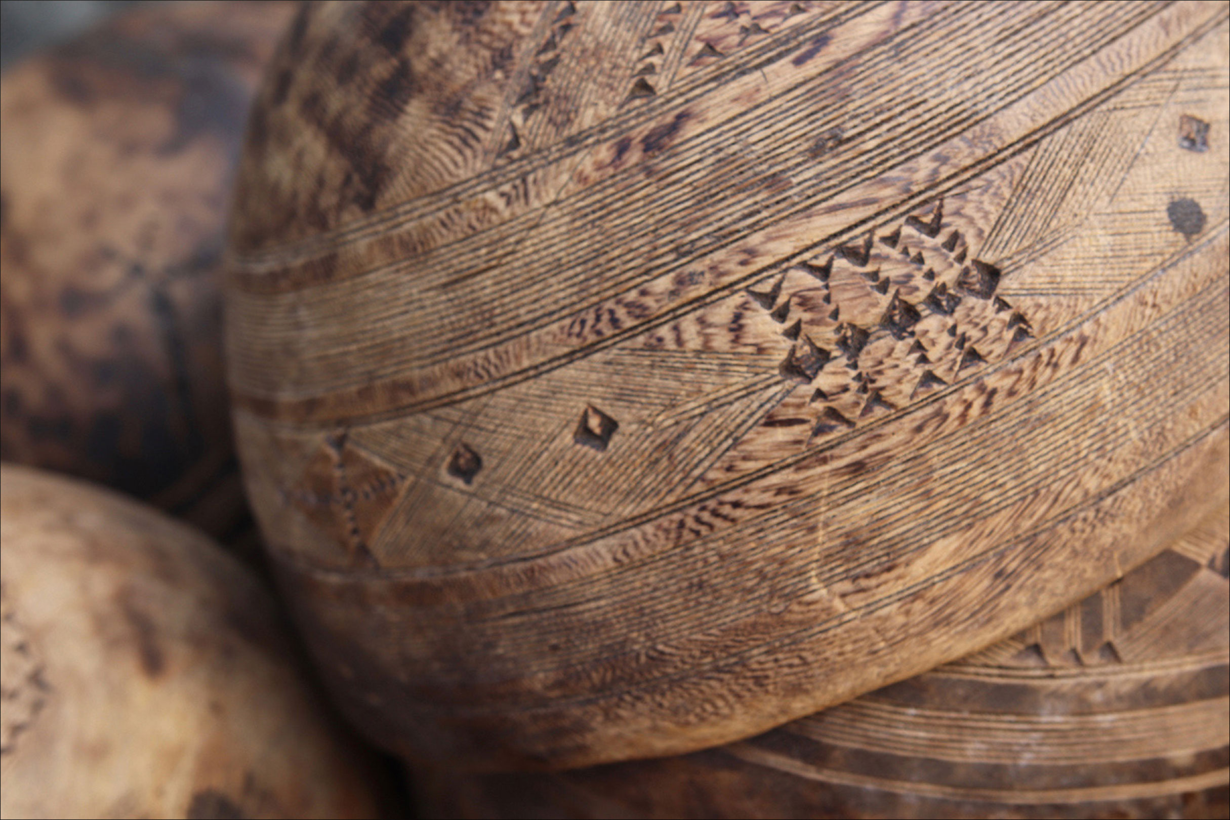 Tuareg Wooden Bowl - African Artefacts / EVOKE London 